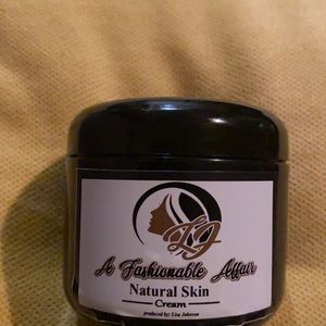A Fashionable Affair Natural Skin Cream by: Lisa Johnson 4oz. Jar